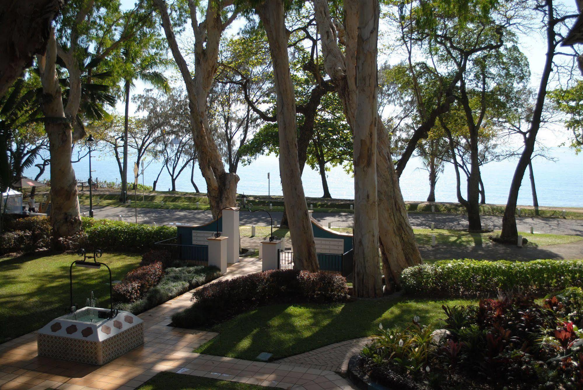 Beachview Apartments At Villa Paradiso Palm Cove Exterior photo